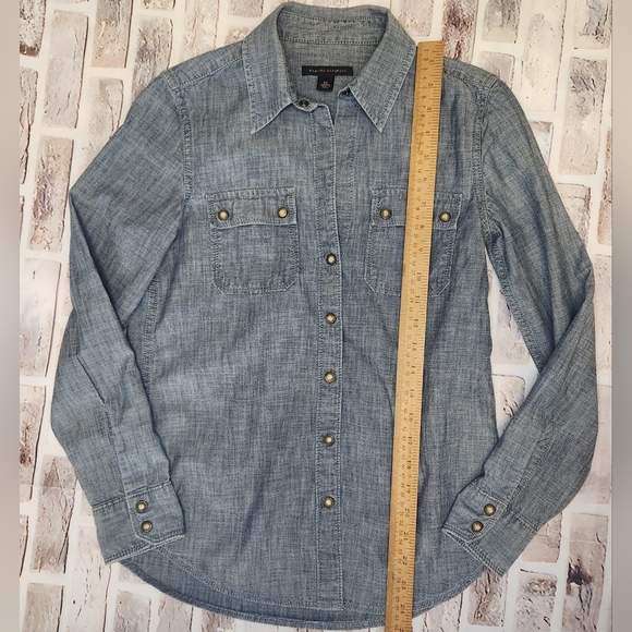 Banana Republic Chambray Denim Snap Front Shirt Size XS  (A22) - Picture 4 of 9